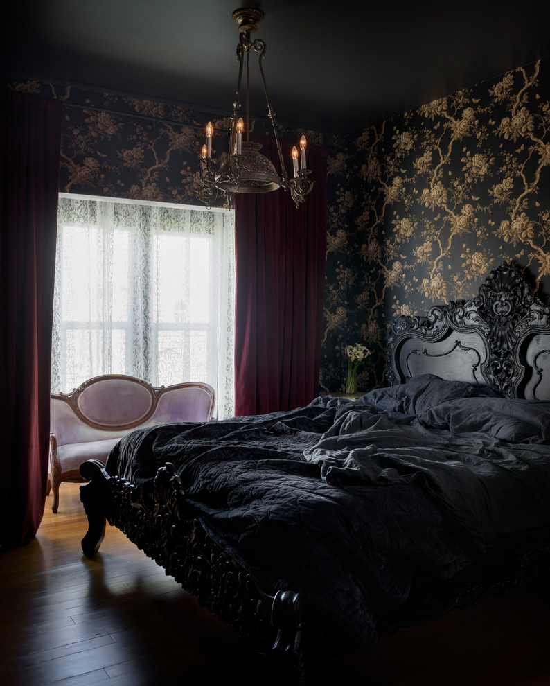 Свежая идея для дизайна: хозяйская спальня в классическом стиле с черными стенами, паркетным полом среднего тона и коричневым полом без камина - отличное фото интерьера