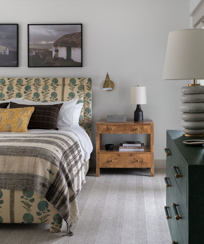 Inspiration för ett vintage sovrum, med grå väggar, heltäckningsmatta och grått golv