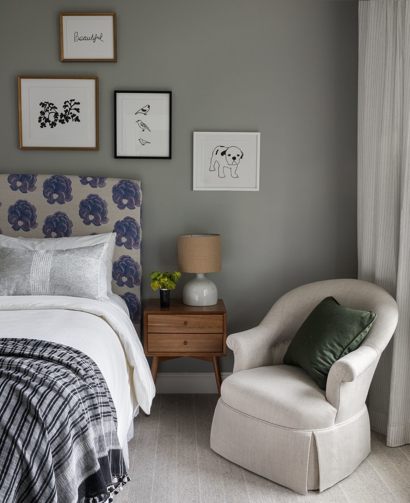 Modelo de dormitorio tradicional renovado con paredes grises, moqueta y suelo gris