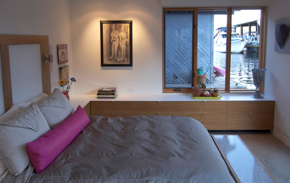 Aménagement d'une chambre grise et rose contemporaine avec un mur blanc.
