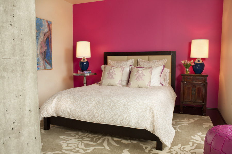 Пример оригинального дизайна: хозяйская спальня среднего размера в стиле фьюжн с розовыми стенами и темным паркетным полом