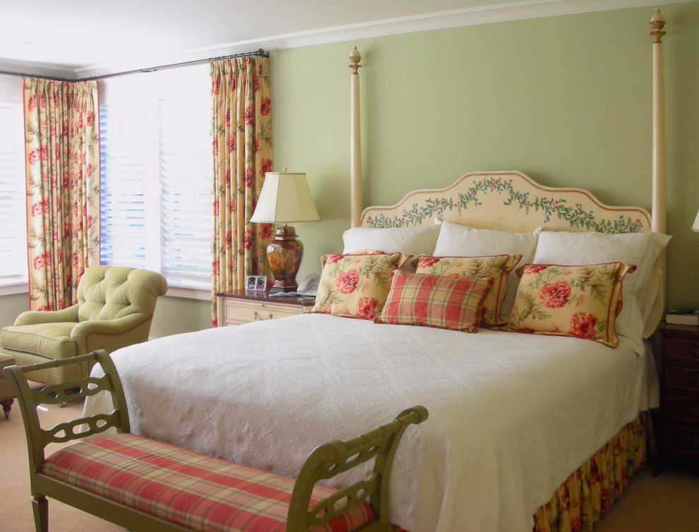 コロンバスにある広いカントリー風のおしゃれな主寝室 (緑の壁、カーペット敷き)