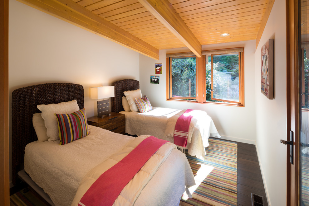 На фото: гостевая спальня среднего размера, (комната для гостей) в современном стиле с белыми стенами, темным паркетным полом и коричневым полом
