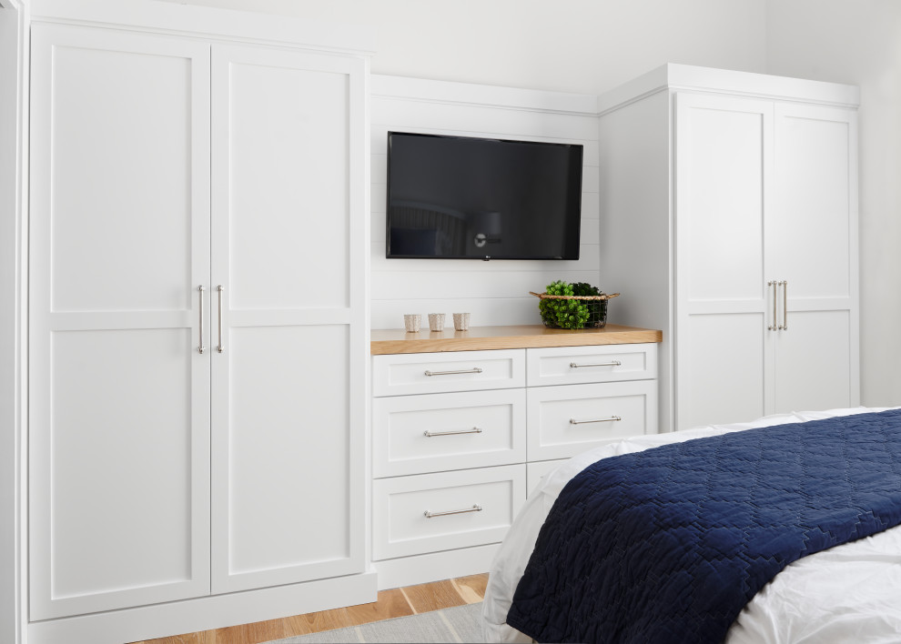 Стильный дизайн: хозяйская спальня среднего размера в морском стиле с белыми стенами, паркетным полом среднего тона и коричневым полом - последний тренд