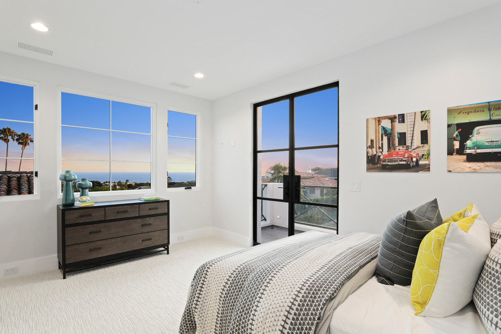 Maritimes Hauptschlafzimmer mit grauer Wandfarbe, Teppichboden und beigem Boden in Los Angeles