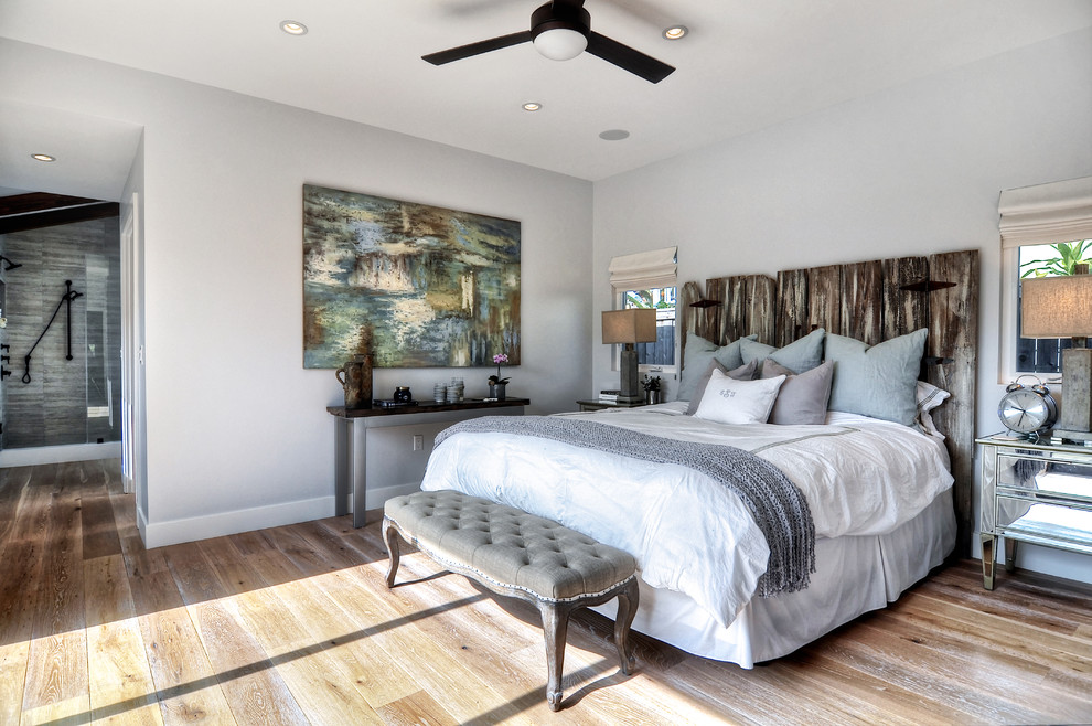 Foto de dormitorio costero con paredes grises y suelo de madera en tonos medios