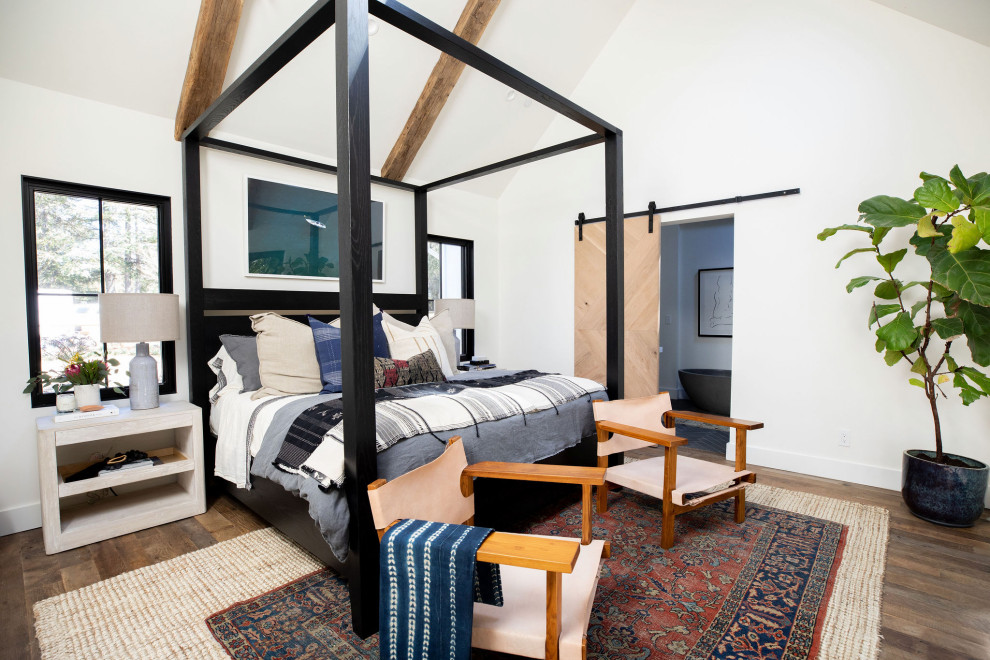 На фото: спальня в стиле кантри с белыми стенами, темным паркетным полом и коричневым полом с