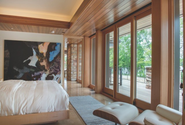 Foto de dormitorio principal minimalista grande sin chimenea con paredes beige y suelo de travertino