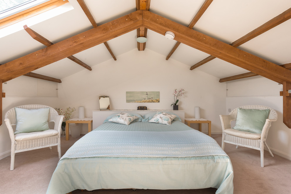 Foto de habitación de invitados de estilo de casa de campo de tamaño medio con paredes blancas, moqueta y techo inclinado