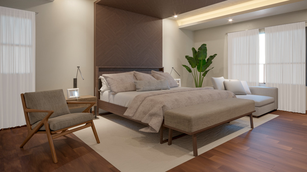 Modelo de dormitorio principal minimalista grande con paredes beige y suelo de madera en tonos medios