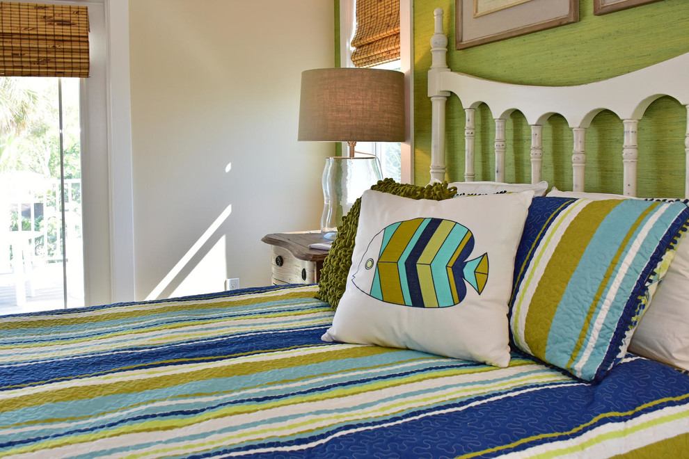 Immagine di una camera degli ospiti stile marinaro di medie dimensioni con pareti beige e parquet chiaro