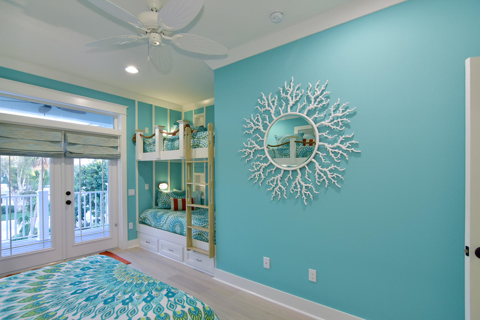 Пример оригинального дизайна: гостевая спальня среднего размера, (комната для гостей) в морском стиле с синими стенами и светлым паркетным полом