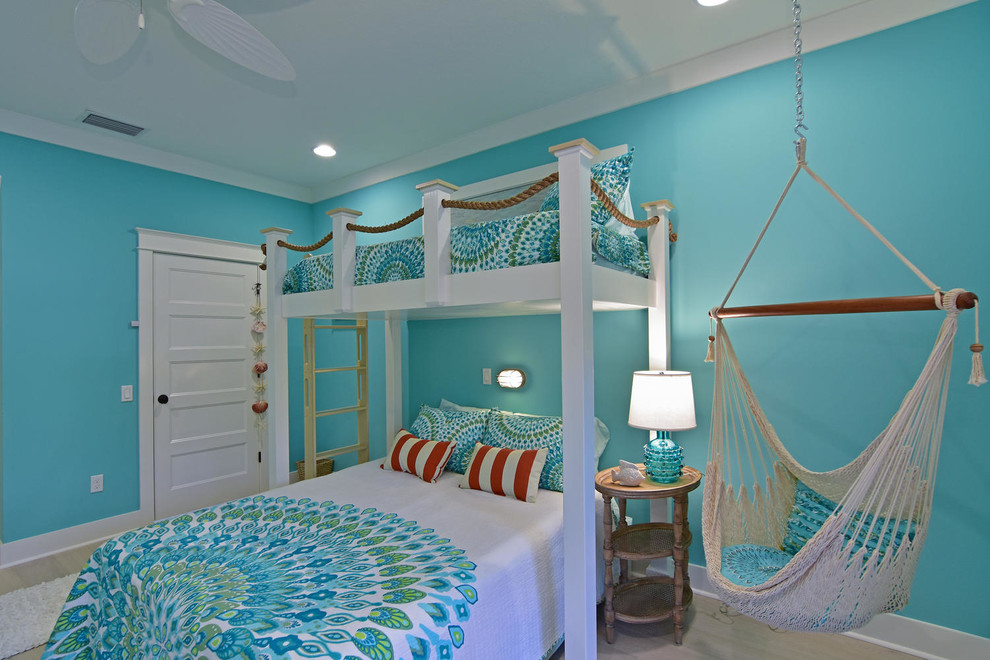 На фото: гостевая спальня среднего размера, (комната для гостей) в морском стиле с бежевыми стенами и светлым паркетным полом