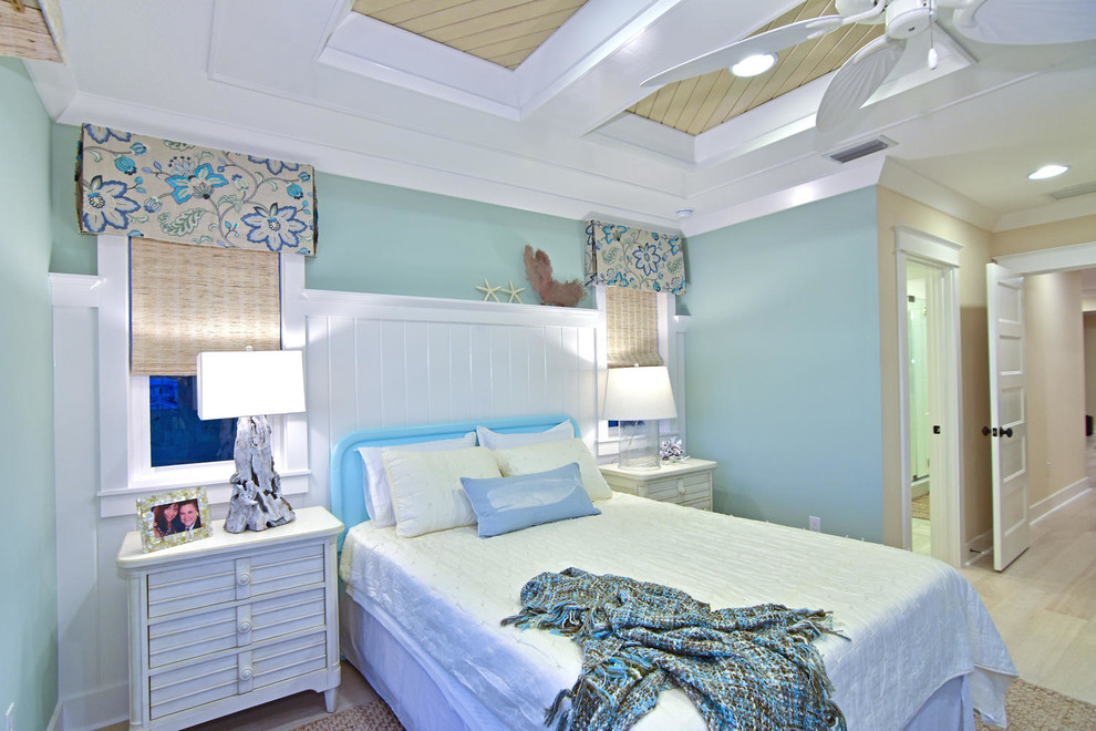 Idées déco pour une chambre d'amis bord de mer de taille moyenne avec un mur bleu et parquet clair.