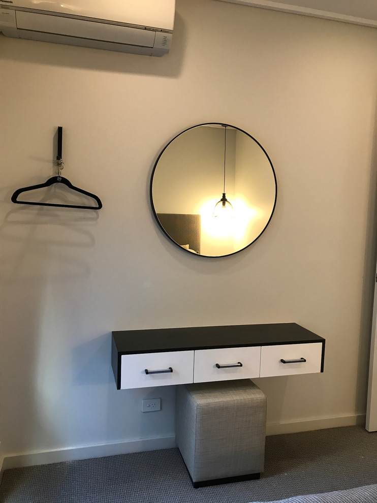 Ejemplo de habitación de invitados minimalista pequeña con paredes grises, moqueta y suelo gris