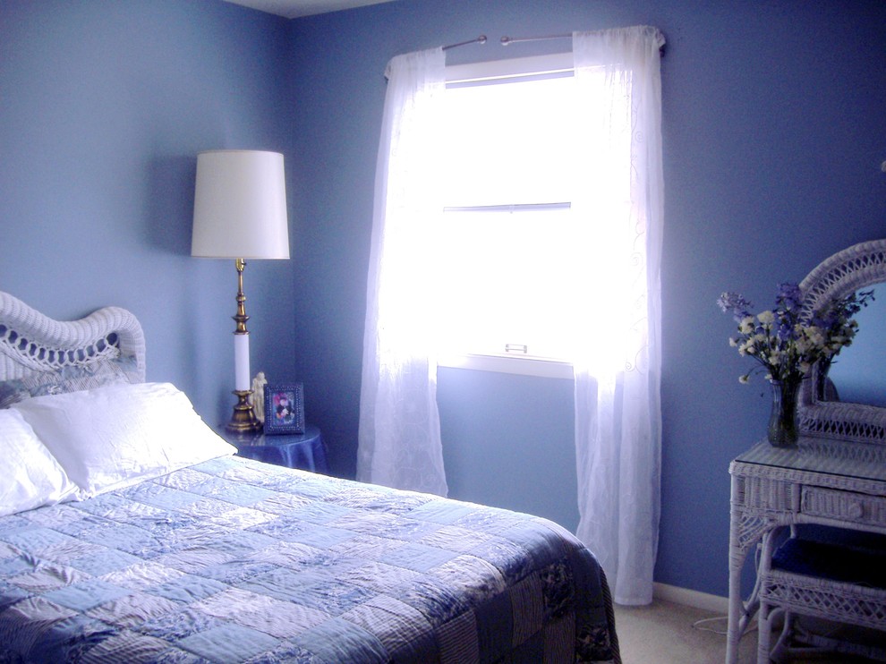 Пример оригинального дизайна: маленькая хозяйская спальня в стиле шебби-шик с синими стенами и ковровым покрытием для на участке и в саду
