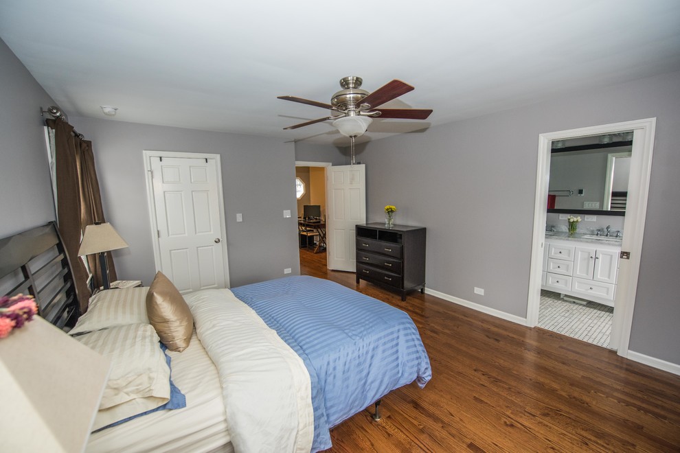 Ejemplo de dormitorio principal, blanco y blanco y madera contemporáneo pequeño con paredes beige, suelo de contrachapado, suelo marrón y todos los tratamientos de pared