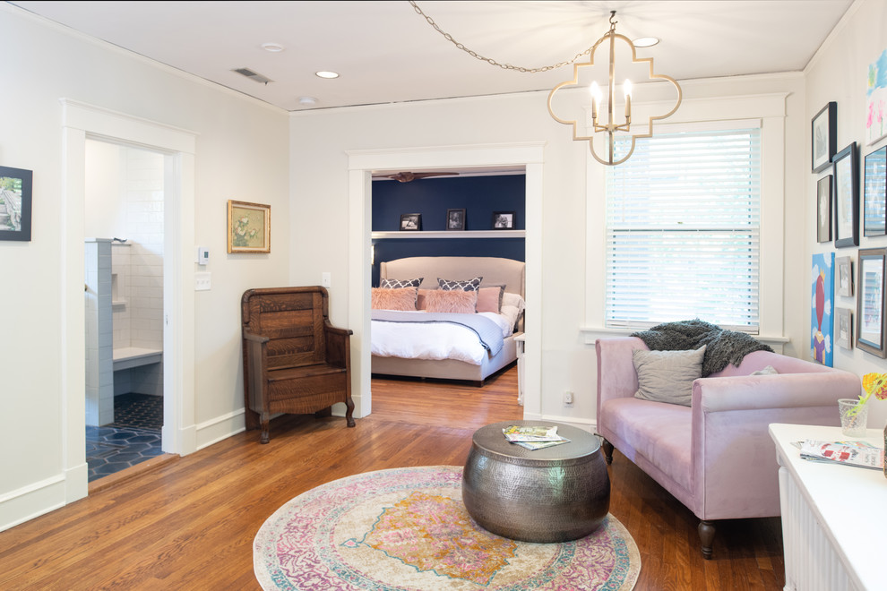 Imagen de dormitorio principal bohemio con suelo de madera en tonos medios