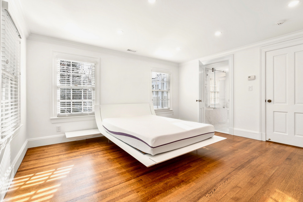 Imagen de dormitorio principal contemporáneo con paredes blancas y suelo de madera en tonos medios