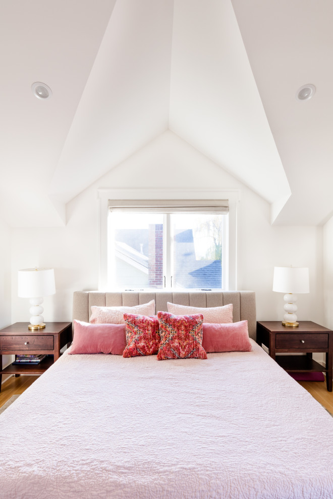 На фото: хозяйская спальня среднего размера в классическом стиле с светлым паркетным полом