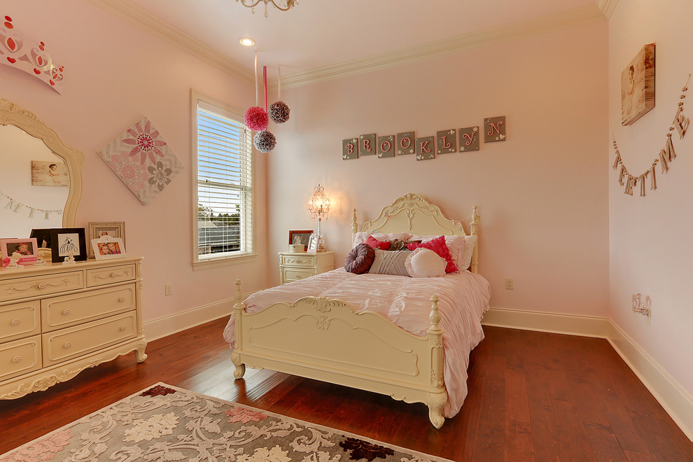 ニューオリンズにある地中海スタイルのおしゃれな寝室のレイアウト