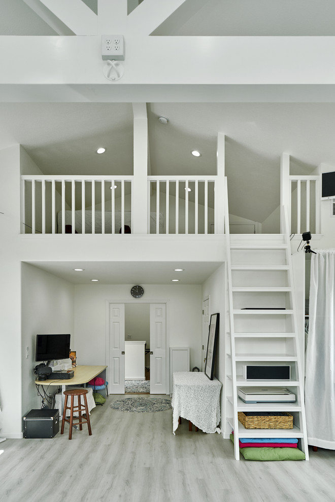Стильный дизайн: большая спальня на антресоли в современном стиле с белыми стенами, полом из ламината и серым полом - последний тренд