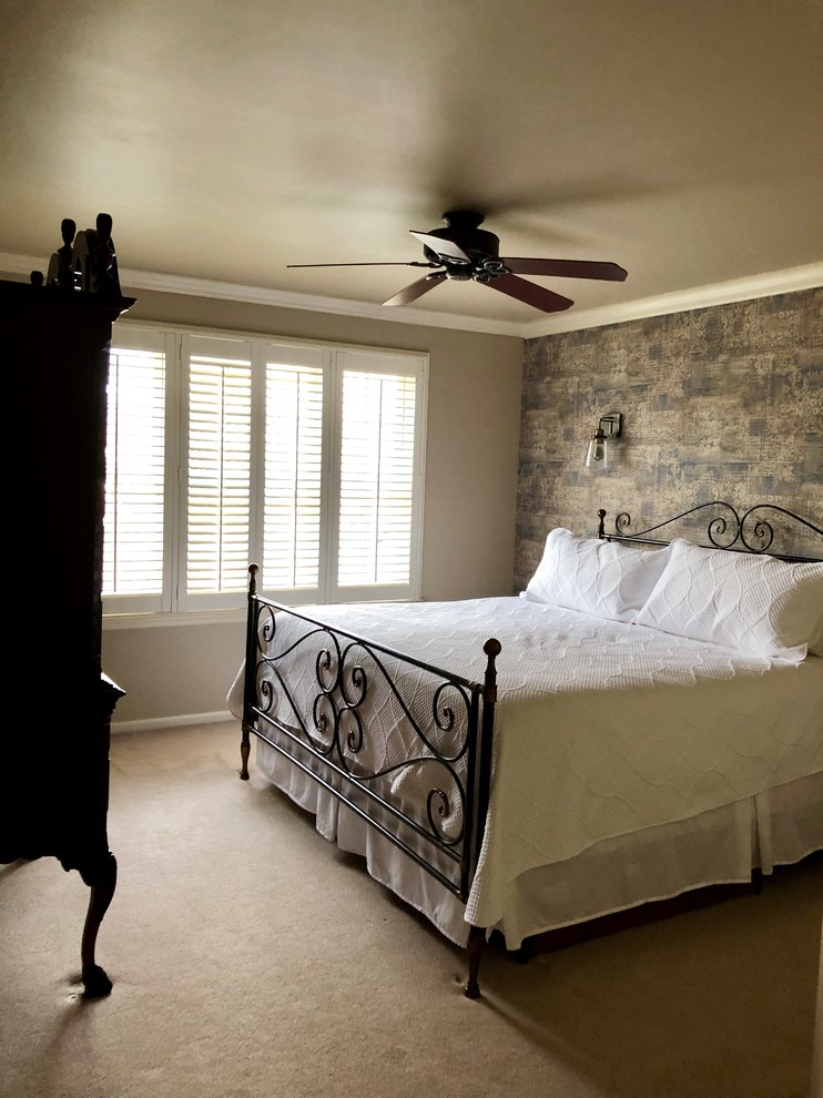 Foto de habitación de invitados tradicional de tamaño medio con paredes beige, moqueta y suelo beige