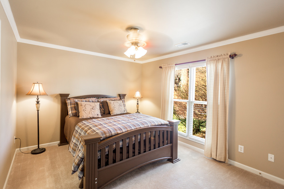 Пример оригинального дизайна: гостевая спальня среднего размера, (комната для гостей) в классическом стиле с ковровым покрытием без камина