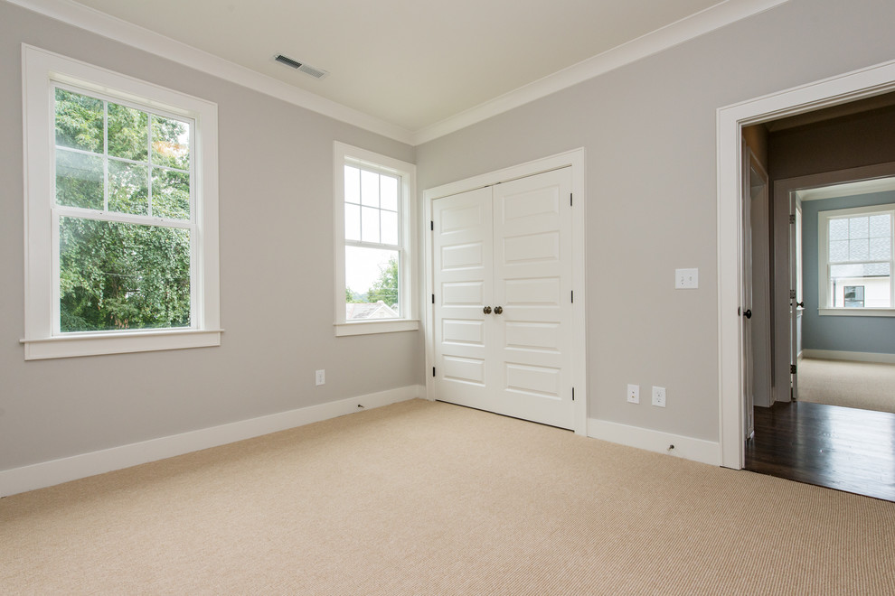 Großes Klassisches Gästezimmer ohne Kamin mit grauer Wandfarbe und Teppichboden in Raleigh