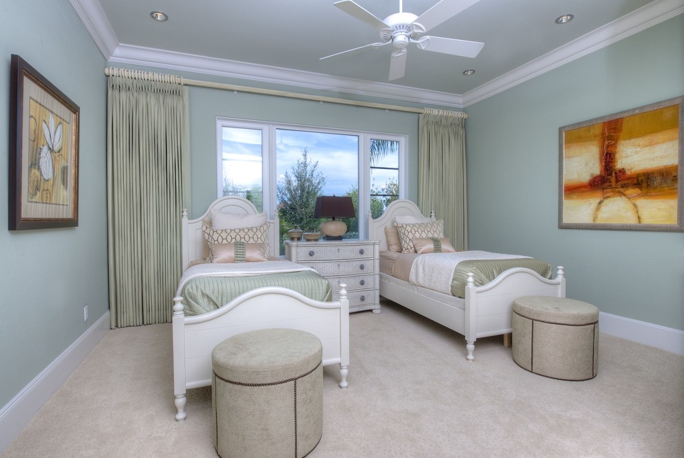 Klassisches Schlafzimmer mit grüner Wandfarbe in Tampa