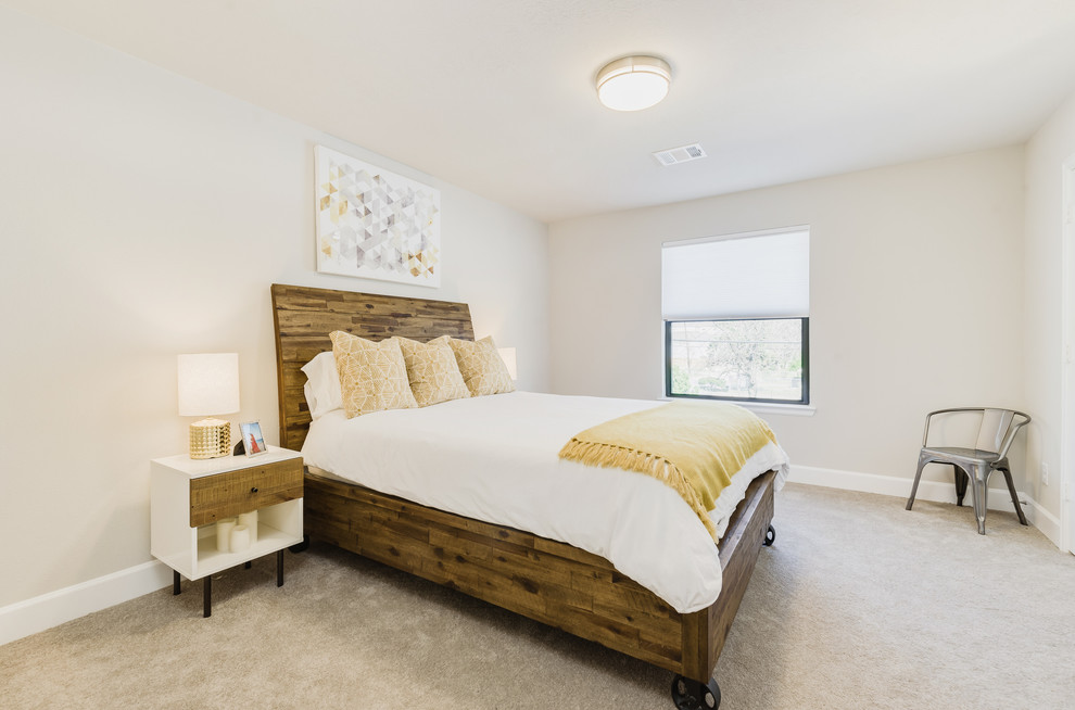 Modelo de dormitorio nórdico con paredes beige, moqueta y suelo beige
