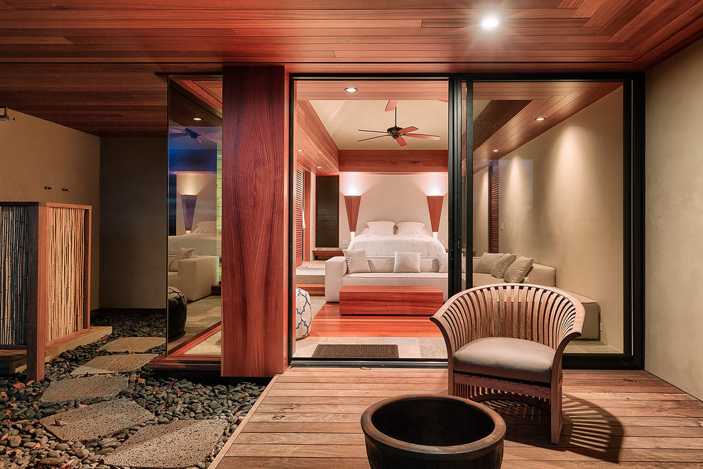 Großes Modernes Gästezimmer mit beiger Wandfarbe und braunem Holzboden in Hawaii