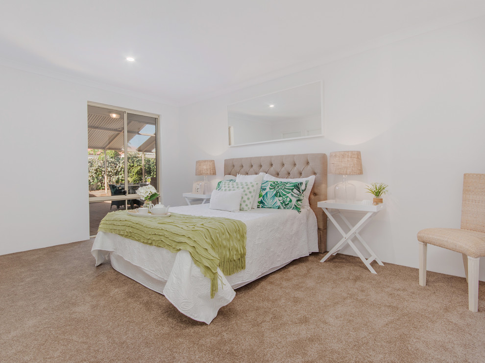Mittelgroßes Maritimes Hauptschlafzimmer mit weißer Wandfarbe, Teppichboden und beigem Boden in Perth