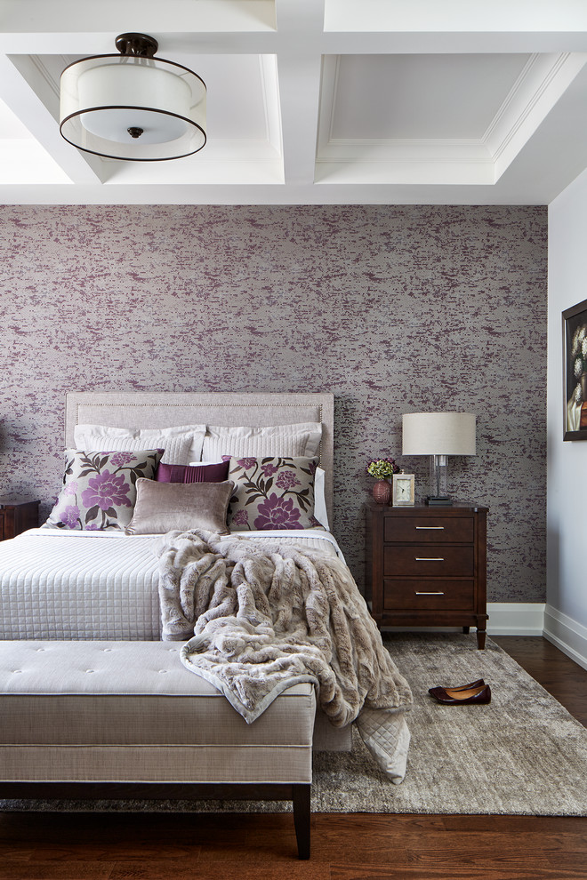 Immagine di una camera da letto tradizionale con pareti multicolore e parquet scuro