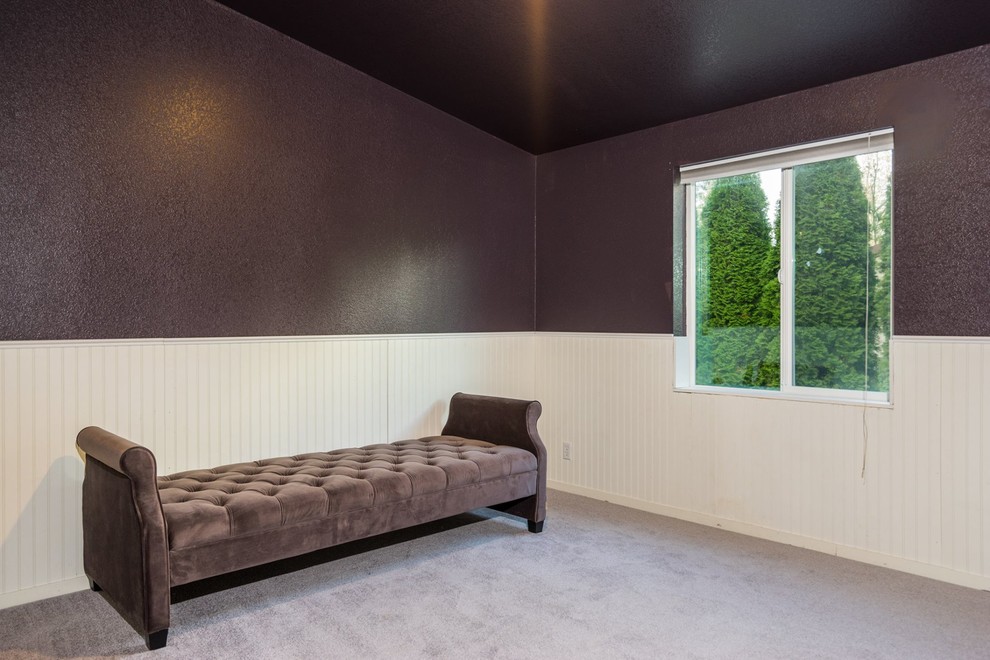 Idées déco pour une chambre classique de taille moyenne avec un mur violet et aucune cheminée.