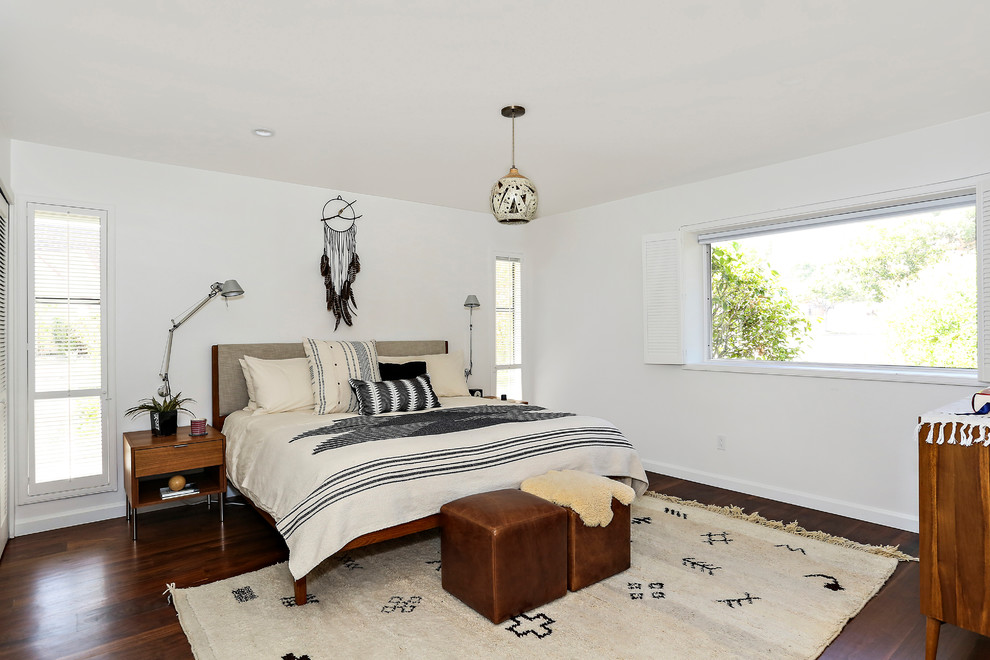 サンフランシスコにあるコンテンポラリースタイルのおしゃれな寝室 (白い壁、濃色無垢フローリング、暖炉なし、茶色い床、ベッド下のラグ) のレイアウト