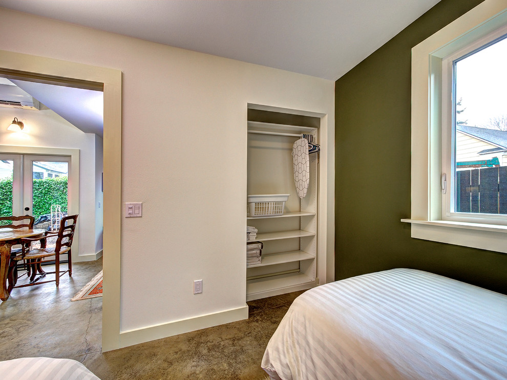 Diseño de habitación de invitados tradicional renovada pequeña con paredes verdes y suelo de cemento