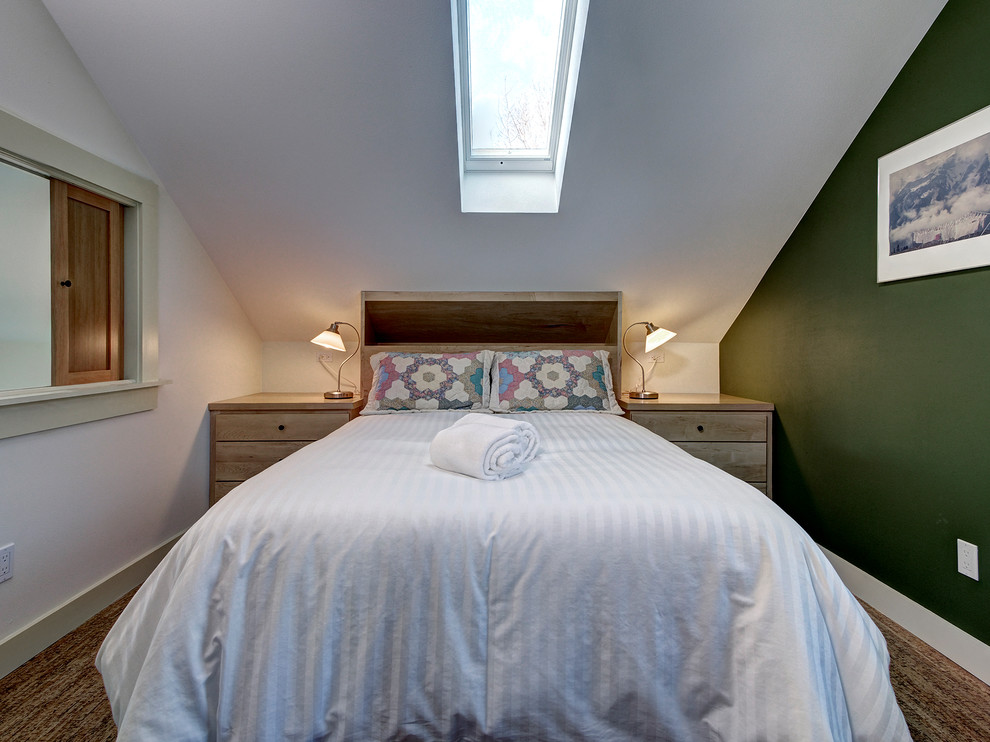 Modelo de dormitorio principal clásico pequeño con paredes verdes y suelo de corcho