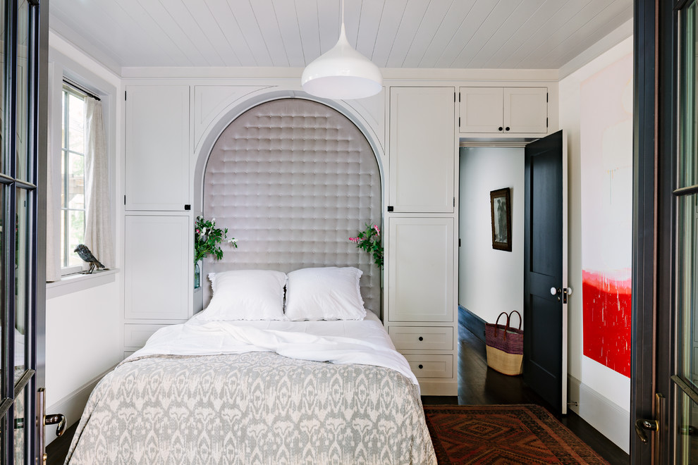 Klassisches Hauptschlafzimmer mit weißer Wandfarbe und dunklem Holzboden in Portland