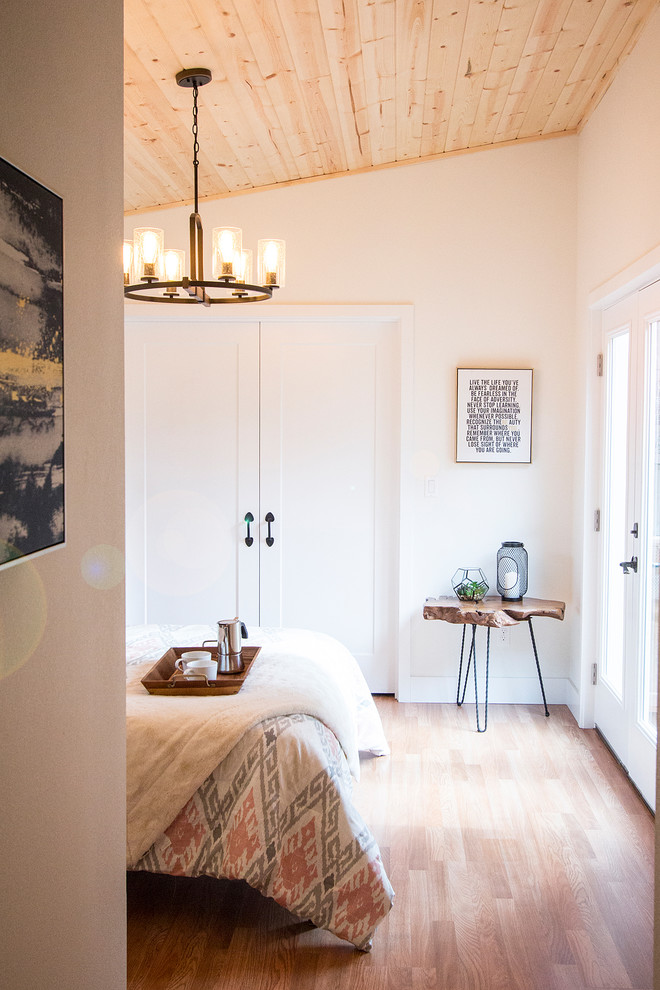 Idee per una camera degli ospiti minimalista di medie dimensioni con pareti bianche, parquet chiaro, nessun camino e pavimento beige