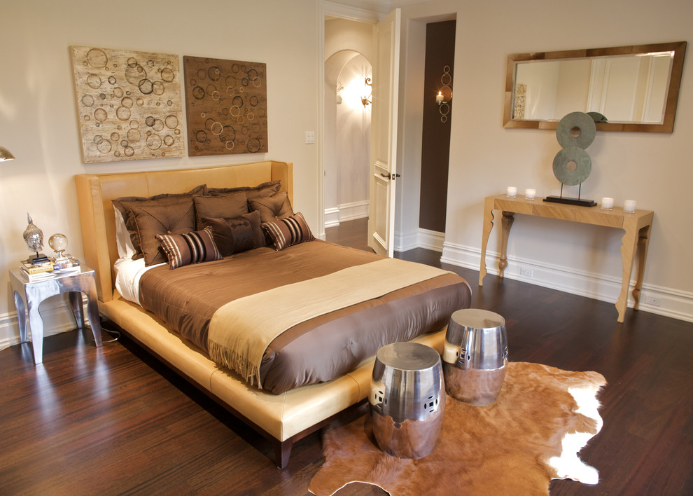 Imagen de habitación de invitados contemporánea con paredes beige y suelo de madera oscura