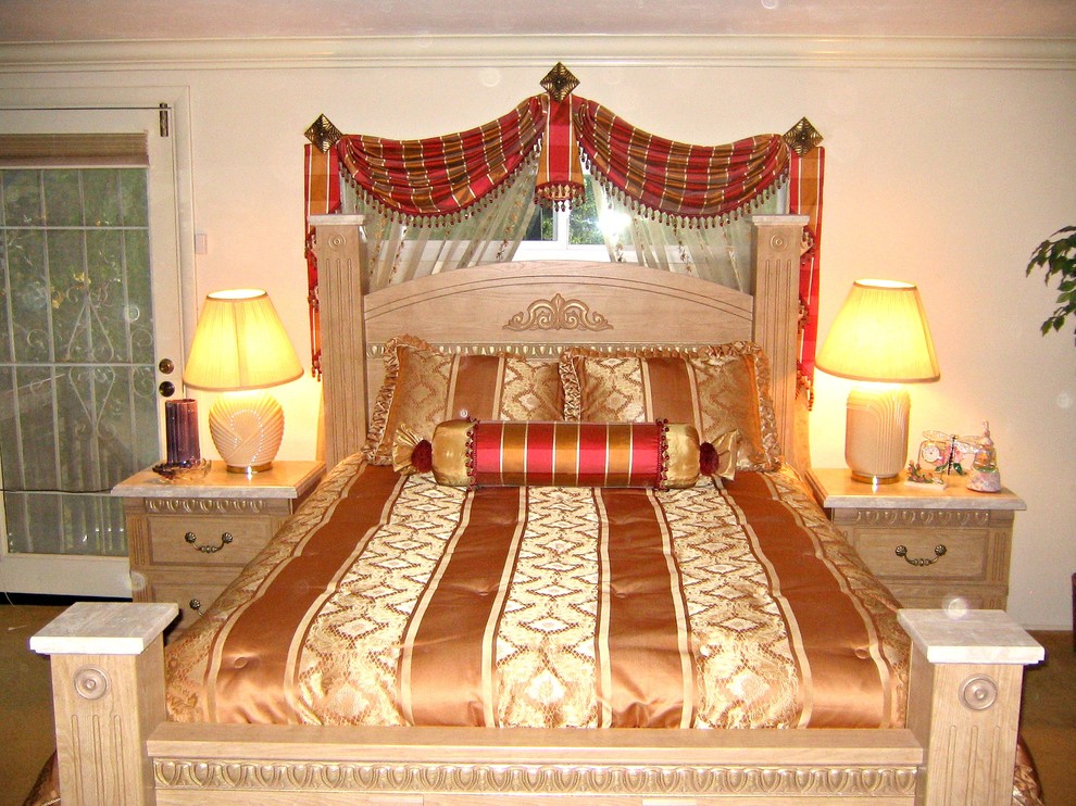 Foto de habitación de invitados clásica pequeña con paredes beige y moqueta