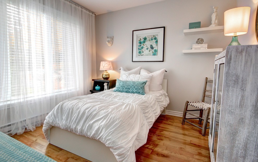 Cette photo montre une petite chambre romantique avec un mur gris et un sol en bois brun.