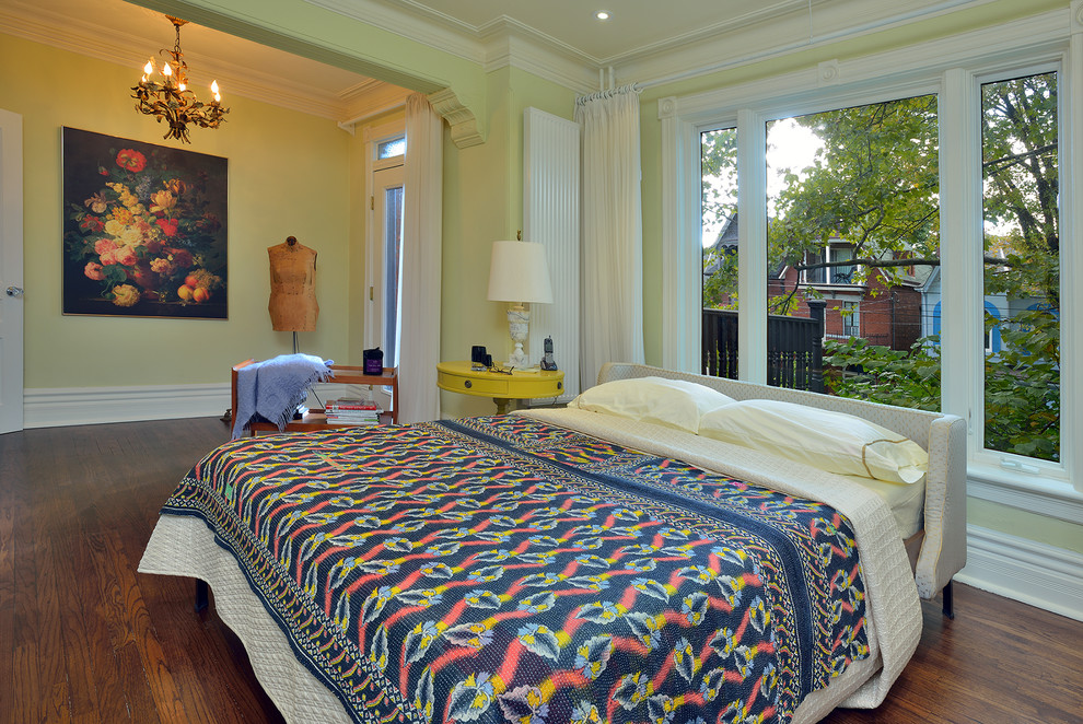 トロントにあるコンテンポラリースタイルのおしゃれな寝室 (緑の壁、濃色無垢フローリング)