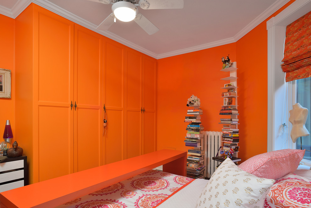 Immagine di una camera da letto minimal con pareti arancioni