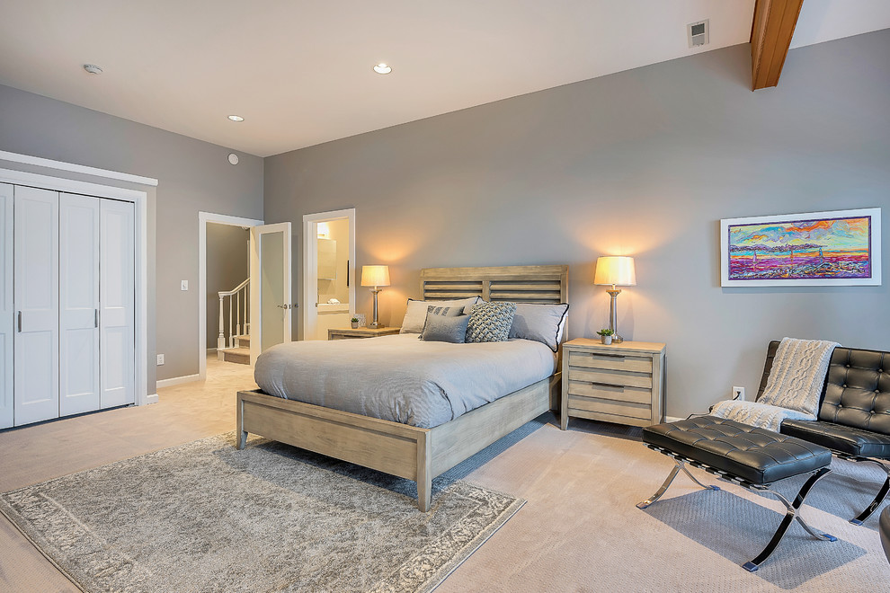 Mittelgroßes Modernes Schlafzimmer mit grauer Wandfarbe, Porzellan-Bodenfliesen und weißem Boden in Seattle