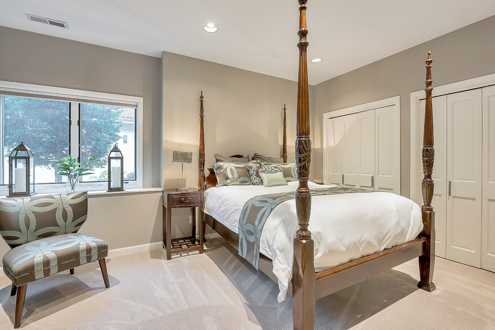 Immagine di una camera da letto chic con pareti grigie, moquette e pavimento beige