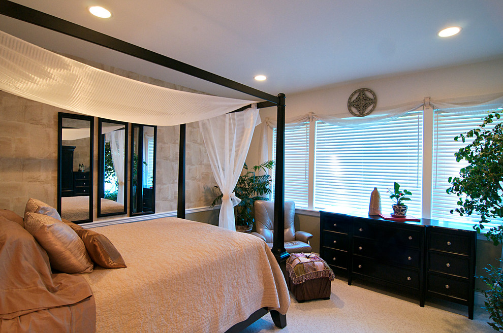 Пример оригинального дизайна: хозяйская спальня среднего размера в современном стиле с белыми стенами и ковровым покрытием без камина