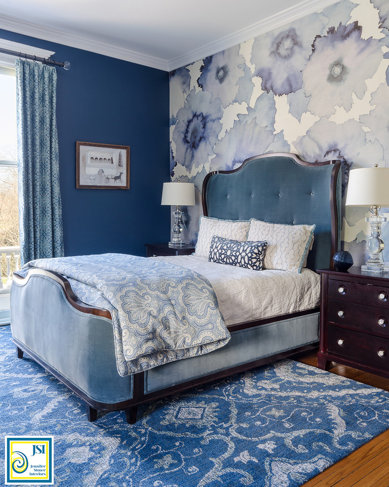 Diseño de dormitorio principal clásico de tamaño medio con paredes azules, suelo de madera en tonos medios, todas las chimeneas, marco de chimenea de baldosas y/o azulejos y suelo marrón