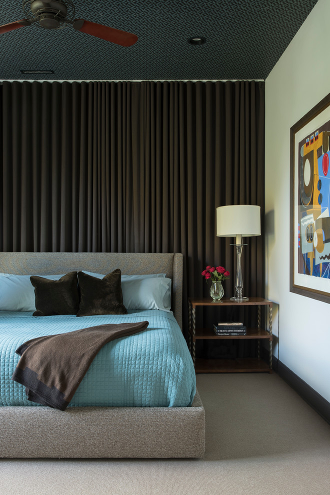 Идея дизайна: спальня в стиле неоклассика (современная классика) с белыми стенами, ковровым покрытием и серым полом